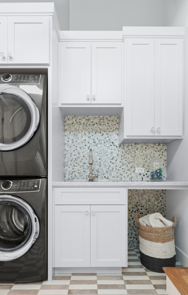 Idéer för att renovera en mellanstor vintage grå linjär grått tvättstuga enbart för tvätt, med en undermonterad diskho, skåp i shakerstil, vita skåp, marmorbänkskiva, grå väggar, klinkergolv i keramik, en tvättpelare och flerfärgat golv