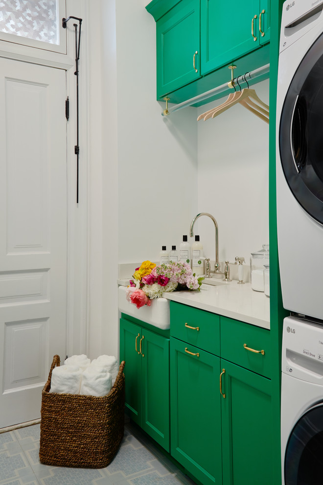 Exempel på en klassisk linjär tvättstuga enbart för tvätt, med en rustik diskho, skåp i shakerstil, gröna skåp, vita väggar, en tvättpelare och flerfärgat golv