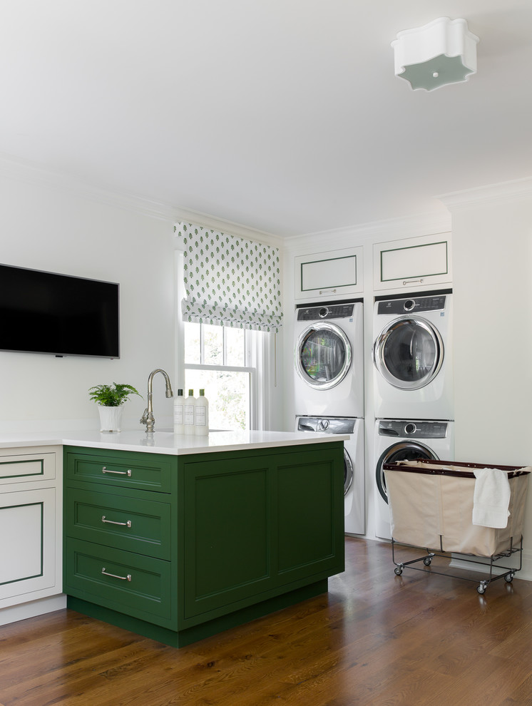 Klassische Waschküche mit Schrankfronten im Shaker-Stil, grünen Schränken, weißer Wandfarbe, braunem Holzboden und weißer Arbeitsplatte in Denver