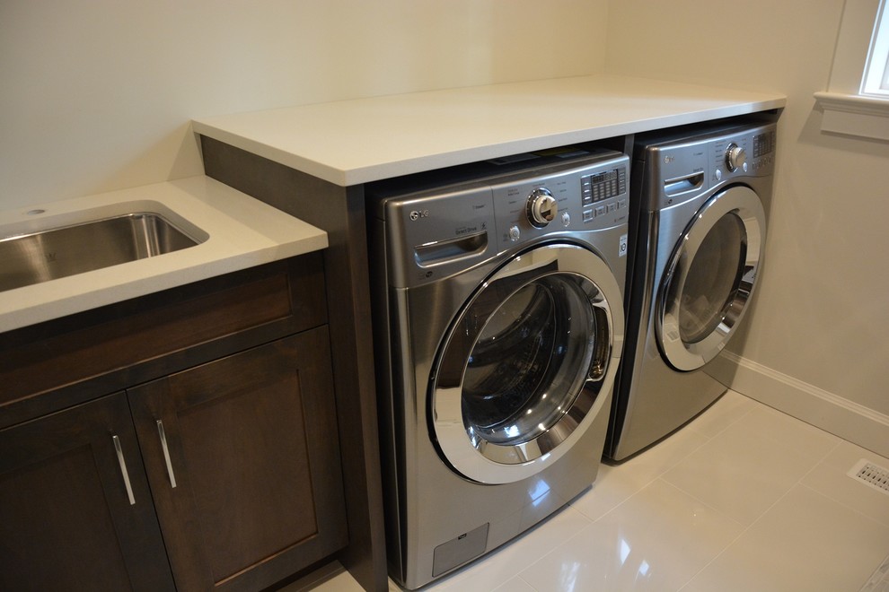 Esempio di una lavanderia classica di medie dimensioni con lavello sottopiano, ante in stile shaker, ante bianche, top in quarzo composito, parquet scuro e lavatrice e asciugatrice affiancate
