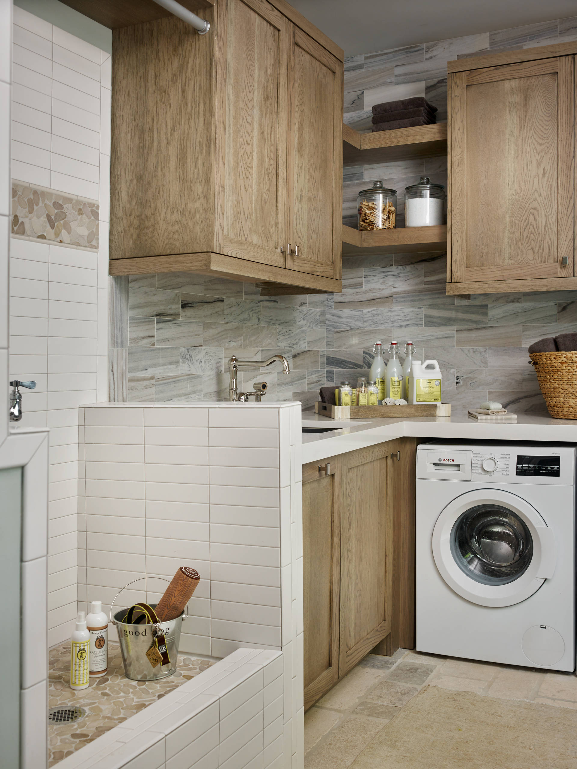 Stunning laundry room, mud room & dog shower - Traditional