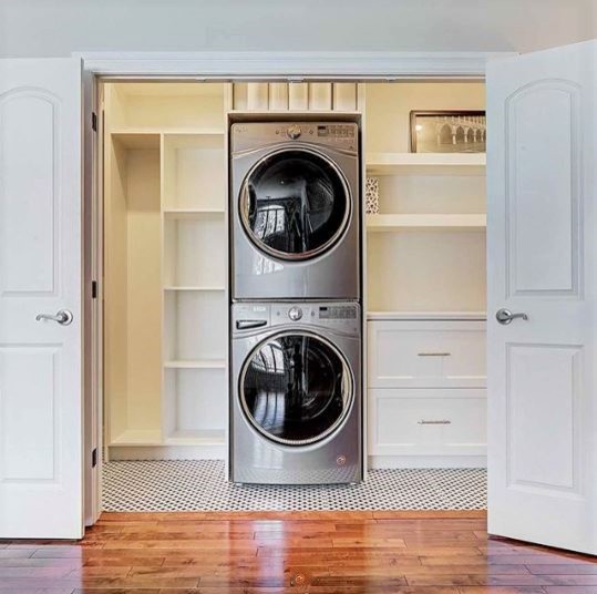 Immagine di un piccolo ripostiglio-lavanderia con ante bianche, top in quarzite, pareti bianche, pavimento con piastrelle in ceramica e top bianco