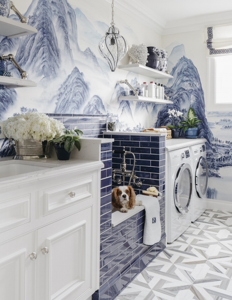 Ispirazione per una lavanderia multiuso tradizionale con ante a filo, ante bianche, pareti multicolore, lavatrice e asciugatrice affiancate e pavimento multicolore