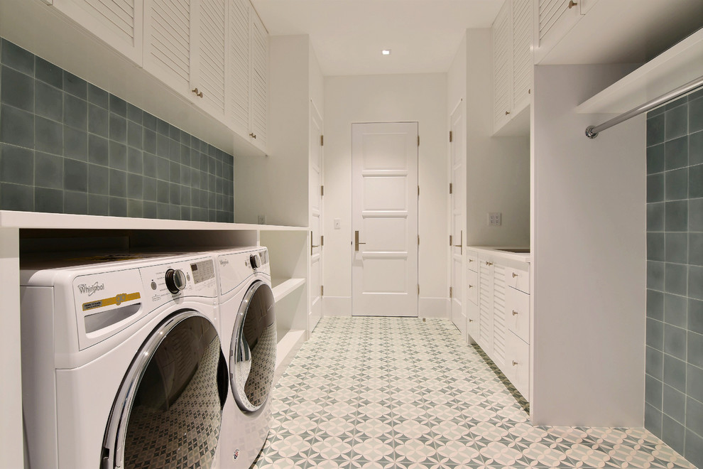 Idee per una lavanderia design con top in quarzo composito, lavatrice e asciugatrice affiancate e top bianco