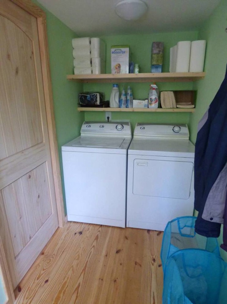 Immagine di una lavanderia con ante in legno chiaro, top in legno, pareti verdi, parquet chiaro e lavatrice e asciugatrice affiancate