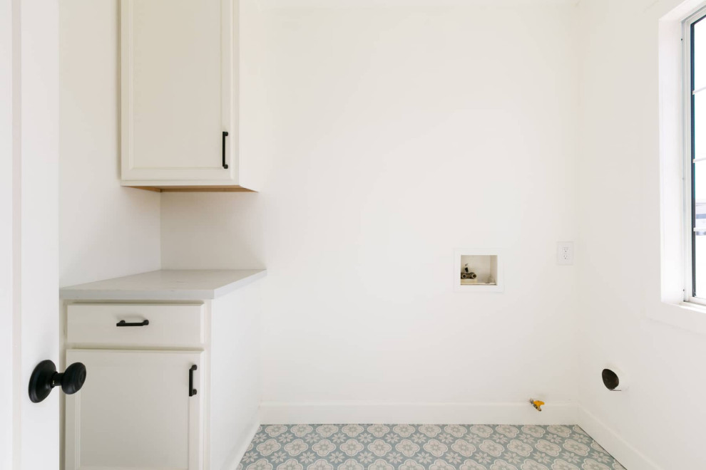 Idee per una piccola sala lavanderia minimal con pareti bianche, pavimento con piastrelle in ceramica e pavimento blu