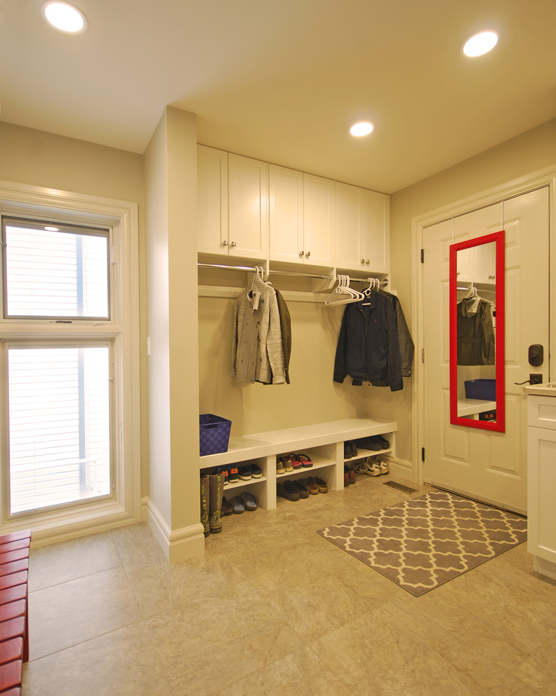 Immagine di una lavanderia multiuso classica di medie dimensioni con ante bianche, top in laminato, pareti beige, pavimento con piastrelle in ceramica e lavatrice e asciugatrice affiancate