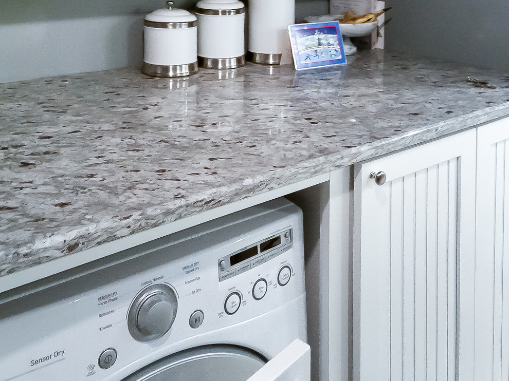Esempio di una lavanderia country con ante a filo, ante bianche, top in granito, pareti blu, pavimento in linoleum e lavatrice e asciugatrice affiancate