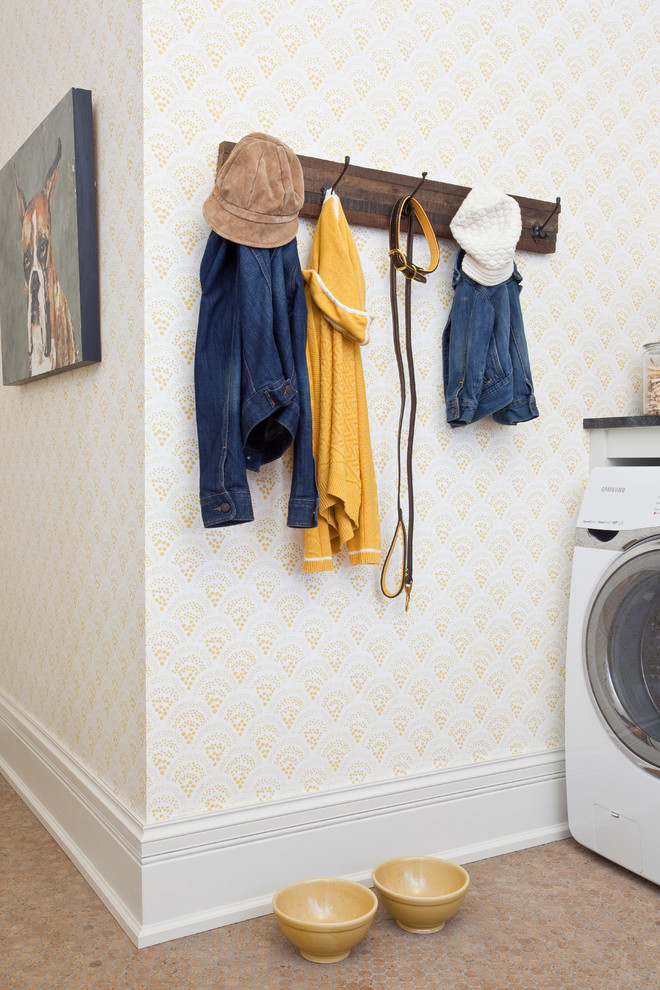 Klassischer Hauswirtschaftsraum mit Korkboden und Waschmaschine und Trockner nebeneinander in Sonstige