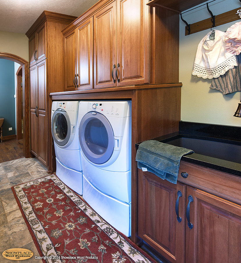 Multifunktionaler, Zweizeiliger Klassischer Hauswirtschaftsraum mit profilierten Schrankfronten, Granit-Arbeitsplatte und Waschmaschine und Trockner nebeneinander in Sonstige