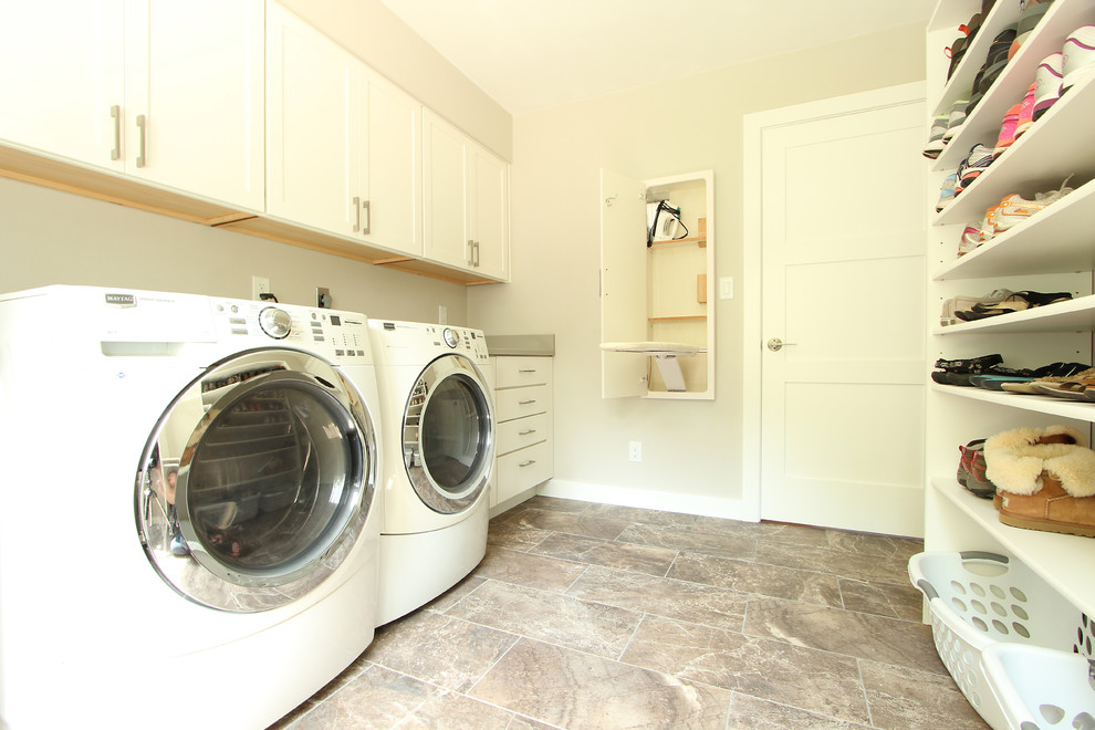 Inspiration för mellanstora klassiska parallella tvättstugor enbart för tvätt, med en undermonterad diskho, skåp i shakerstil, vita skåp, bänkskiva i kvarts, grå väggar, klinkergolv i keramik, en tvättmaskin och torktumlare bredvid varandra och grått golv