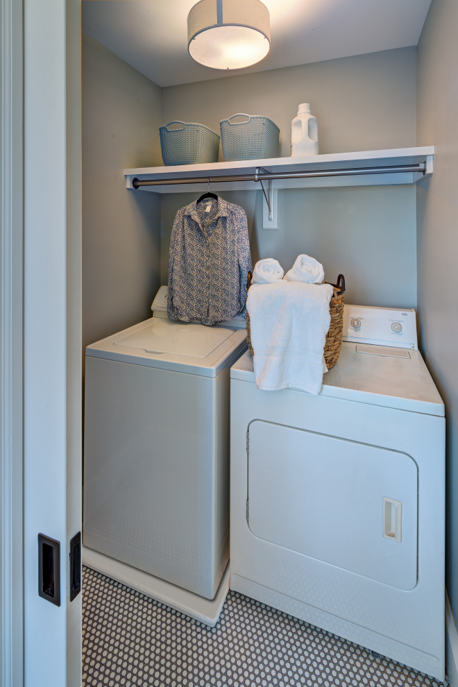 Esempio di un piccolo ripostiglio-lavanderia chic con pareti blu, pavimento con piastrelle in ceramica e lavatrice e asciugatrice affiancate