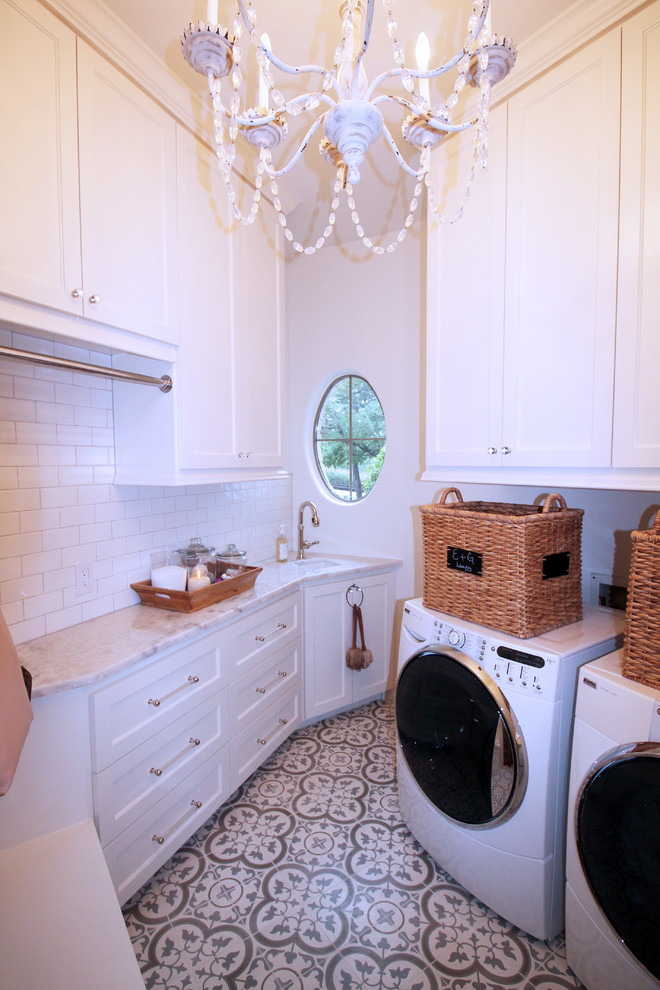 Ejemplo de lavadero clásico con fregadero bajoencimera, armarios estilo shaker, puertas de armario blancas, encimera de cuarcita, paredes blancas, suelo de baldosas de porcelana y lavadora y secadora juntas