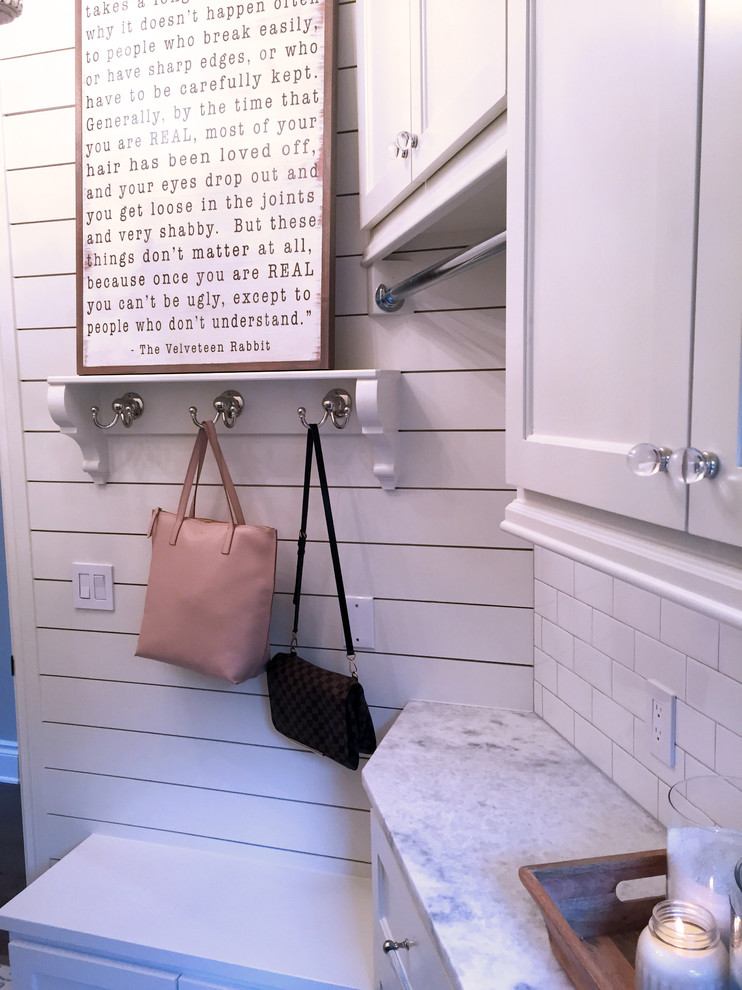 Immagine di una lavanderia tradizionale con lavello sottopiano, ante in stile shaker, ante bianche, top in quarzite, pareti bianche, pavimento in gres porcellanato e lavatrice e asciugatrice affiancate