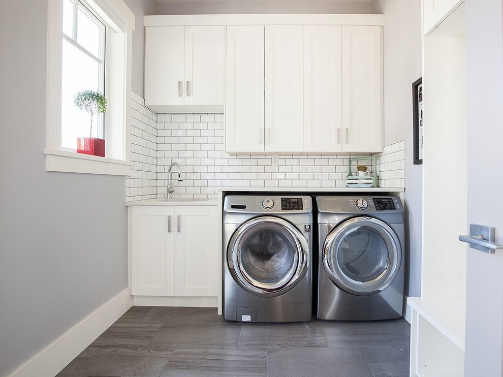 Einzeilige, Mittelgroße Klassische Waschküche mit Unterbauwaschbecken, Schrankfronten im Shaker-Stil, weißen Schränken, Quarzit-Arbeitsplatte, grauer Wandfarbe, Laminat, Waschmaschine und Trockner nebeneinander und grauem Boden in Vancouver