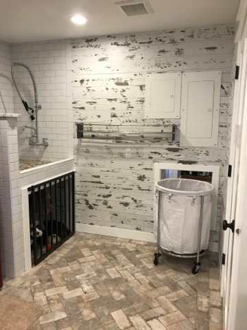 Ejemplo de cuarto de lavado tradicional renovado de tamaño medio con paredes blancas y suelo de ladrillo