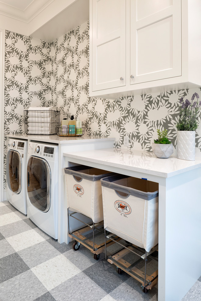 Einzeilige Maritime Waschküche mit weißen Schränken, bunten Wänden, Waschmaschine und Trockner nebeneinander und buntem Boden in Minneapolis