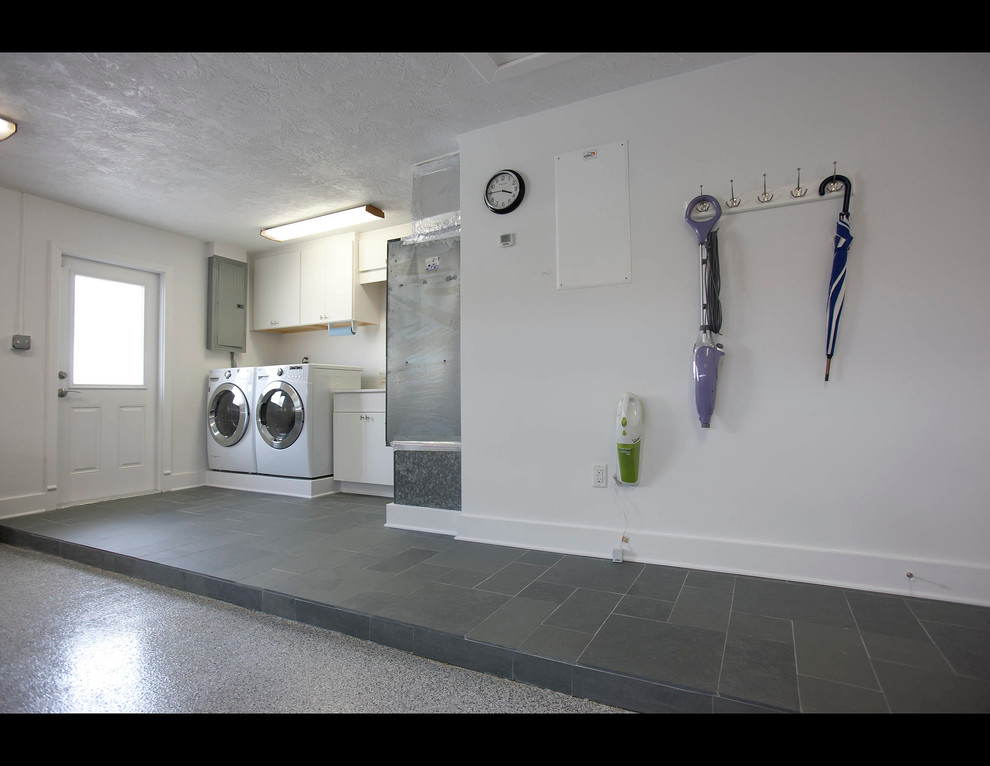 Ispirazione per una lavanderia minimal di medie dimensioni con ante in stile shaker, ante bianche, pareti bianche e lavatrice e asciugatrice affiancate