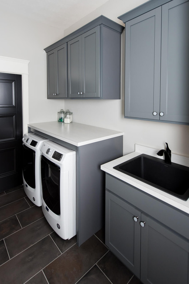 Exempel på en mellanstor klassisk tvättstuga enbart för tvätt, med en undermonterad diskho, skåp i shakerstil, beige väggar och en tvättmaskin och torktumlare bredvid varandra