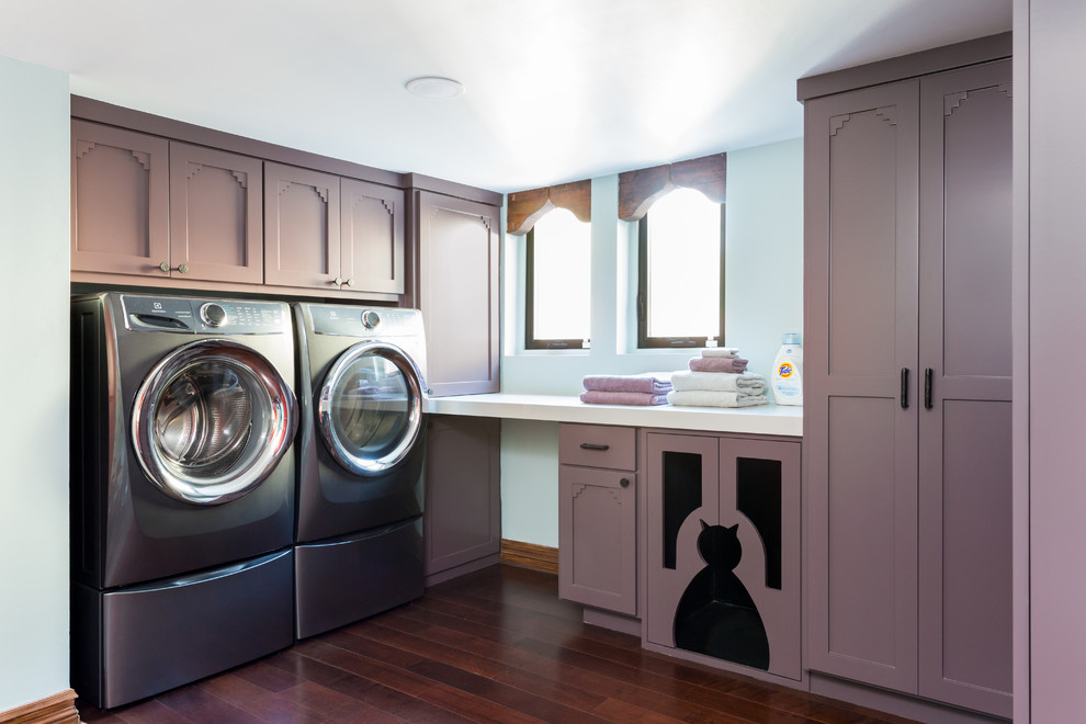 Inredning av en eklektisk mellanstor vita l-formad vitt tvättstuga enbart för tvätt, med luckor med infälld panel, bänkskiva i koppar, blå väggar, mörkt trägolv, en tvättmaskin och torktumlare bredvid varandra och brunt golv