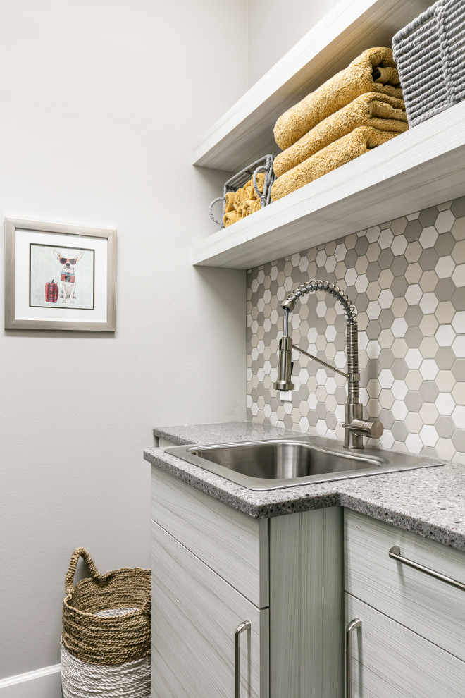 Foto di una piccola sala lavanderia boho chic con lavello da incasso, top in quarzo composito, paraspruzzi beige, paraspruzzi con piastrelle a mosaico e lavatrice e asciugatrice affiancate