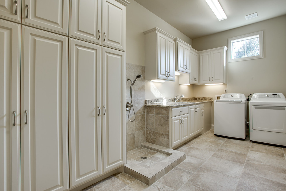 Foto di una lavanderia multiuso mediterranea con pareti bianche, pavimento con piastrelle in ceramica, lavatrice e asciugatrice affiancate e lavello sottopiano