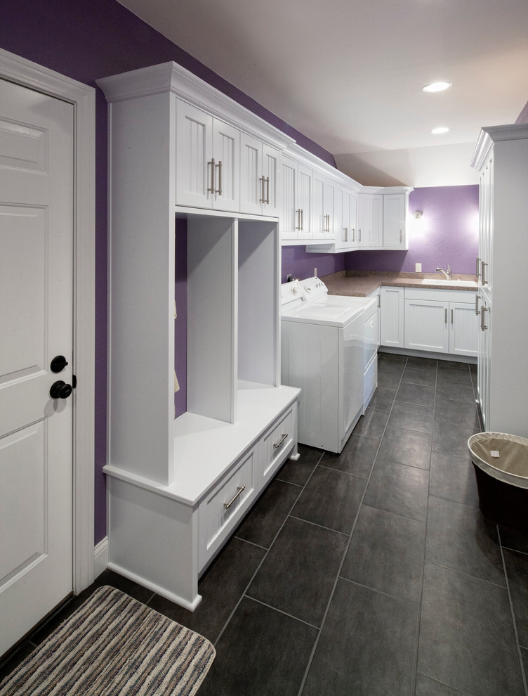 На фото: универсальная комната с фасадами в стиле шейкер, белыми фасадами, фиолетовыми стенами и со стиральной и сушильной машиной рядом