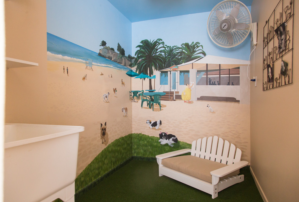 他の地域にある小さなビーチスタイルのおしゃれな洗濯室 (ベージュの壁) の写真