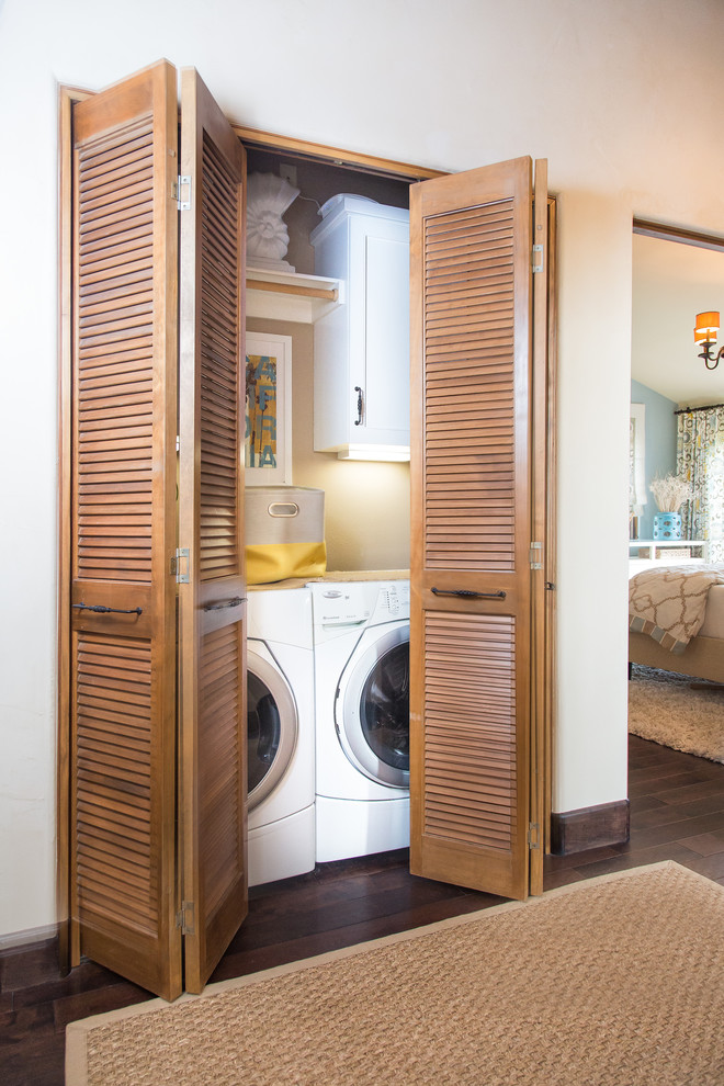 Esempio di un piccolo ripostiglio-lavanderia chic con pareti beige, parquet scuro e lavatrice e asciugatrice affiancate