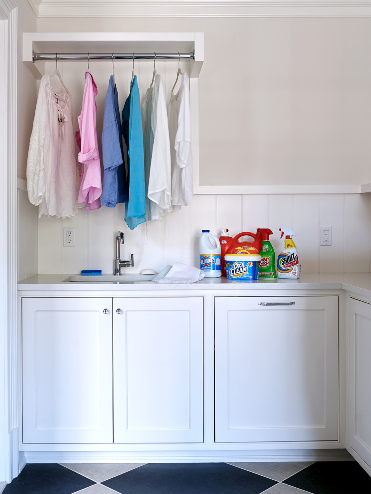 Modelo de cuarto de lavado en L marinero con armarios estilo shaker, puertas de armario blancas, encimeras blancas, fregadero bajoencimera, suelo de baldosas de porcelana y suelo multicolor