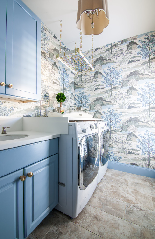 Idéer för en mellanstor klassisk vita l-formad tvättstuga enbart för tvätt, med en undermonterad diskho, luckor med upphöjd panel, blå skåp, bänkskiva i kvarts, blå väggar, klinkergolv i porslin, en tvättmaskin och torktumlare bredvid varandra och beiget golv