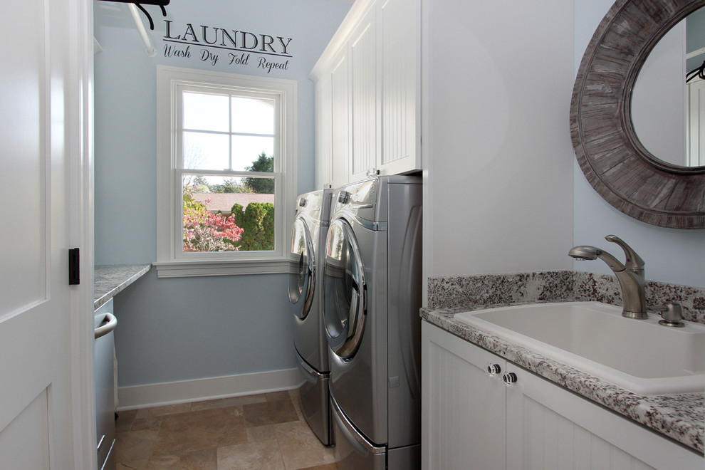 Ejemplo de cuarto de lavado de galera con pila para lavar, armarios estilo shaker, puertas de armario blancas, paredes azules y lavadora y secadora juntas