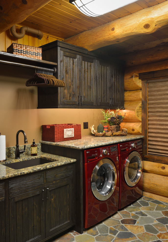 Modelo de lavadero rural con fregadero bajoencimera, paredes beige y lavadora y secadora juntas