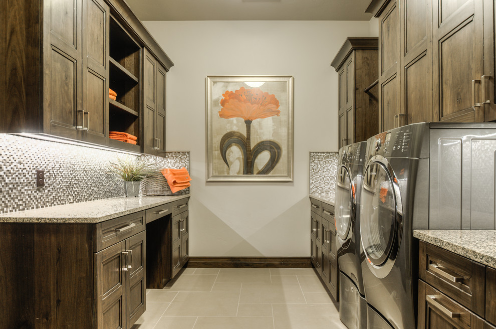 Esempio di una sala lavanderia contemporanea di medie dimensioni con ante in legno bruno, pareti grigie e lavatrice e asciugatrice affiancate