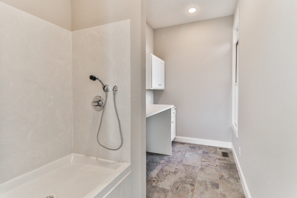 Exempel på ett mellanstort klassiskt badrum, med skåp i shakerstil, vita skåp, beige väggar, kalkstensgolv och beiget golv