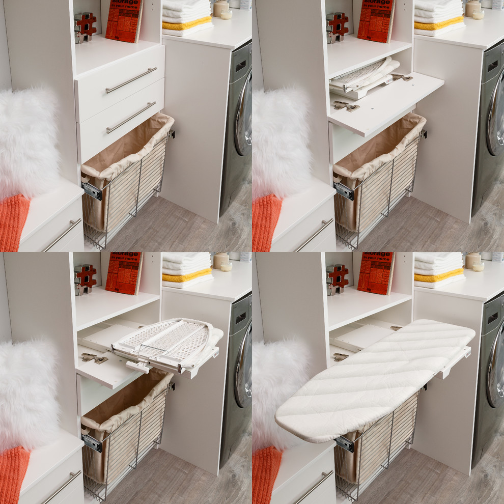 Foto di una lavanderia con ante lisce, ante bianche e parquet chiaro