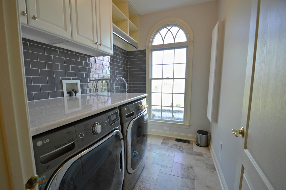 Große Klassische Waschküche mit Granit-Arbeitsplatte, Keramikboden, Waschmaschine und Trockner nebeneinander und grauer Wandfarbe in Philadelphia