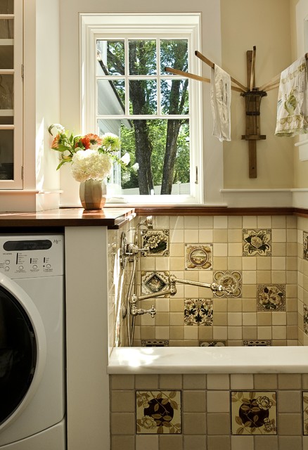 Stunning laundry room, mud room & dog shower - Traditional