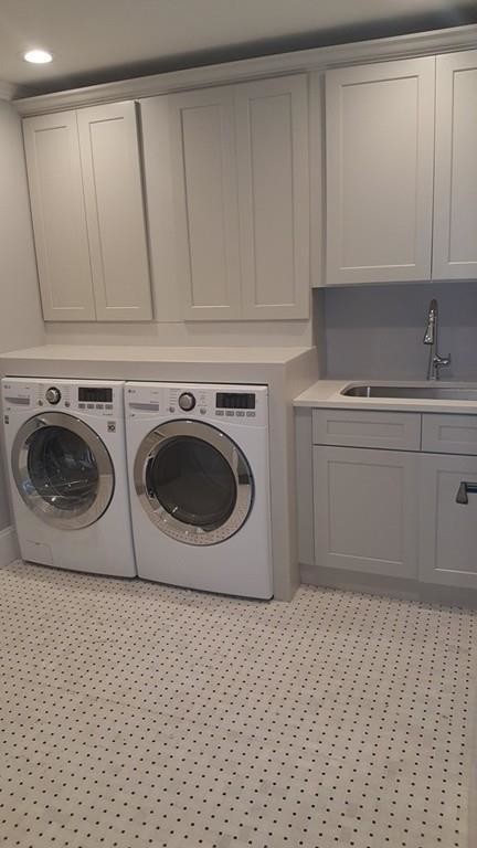 Foto på en stor funkis tvättstuga enbart för tvätt, med en undermonterad diskho, skåp i shakerstil, grå skåp, bänkskiva i kvarts, grå väggar, marmorgolv, en tvättmaskin och torktumlare bredvid varandra och flerfärgat golv