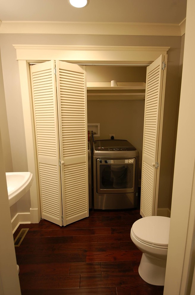Immagine di un piccolo ripostiglio-lavanderia american style con lavatrice e asciugatrice affiancate