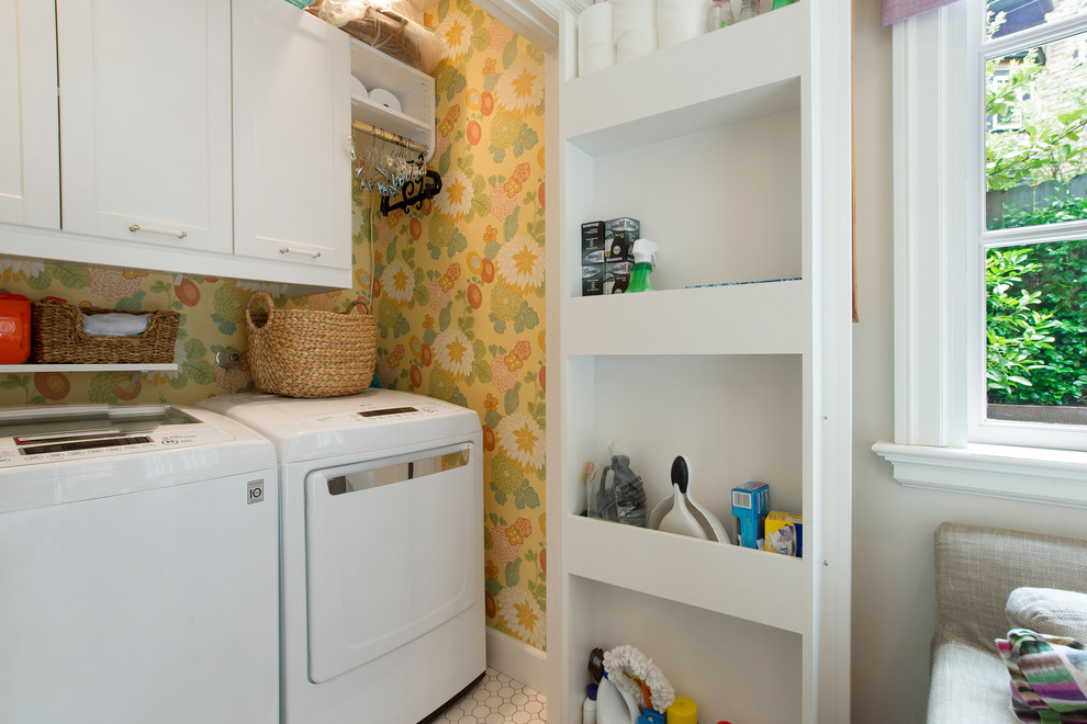 Esempio di un piccolo ripostiglio-lavanderia classico con pavimento con piastrelle in ceramica, lavatrice e asciugatrice affiancate, pavimento bianco e pareti multicolore