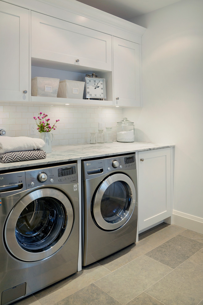 Idéer för att renovera en stor vintage parallell tvättstuga enbart för tvätt, med en rustik diskho, skåp i shakerstil, vita skåp, bänkskiva i koppar, grå väggar och en tvättmaskin och torktumlare bredvid varandra