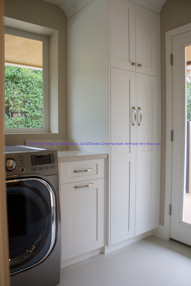Idéer för mellanstora funkis parallella tvättstugor enbart för tvätt, med en rustik diskho, luckor med infälld panel, vita skåp, bänkskiva i kvarts, beige väggar, klinkergolv i porslin och en tvättmaskin och torktumlare bredvid varandra