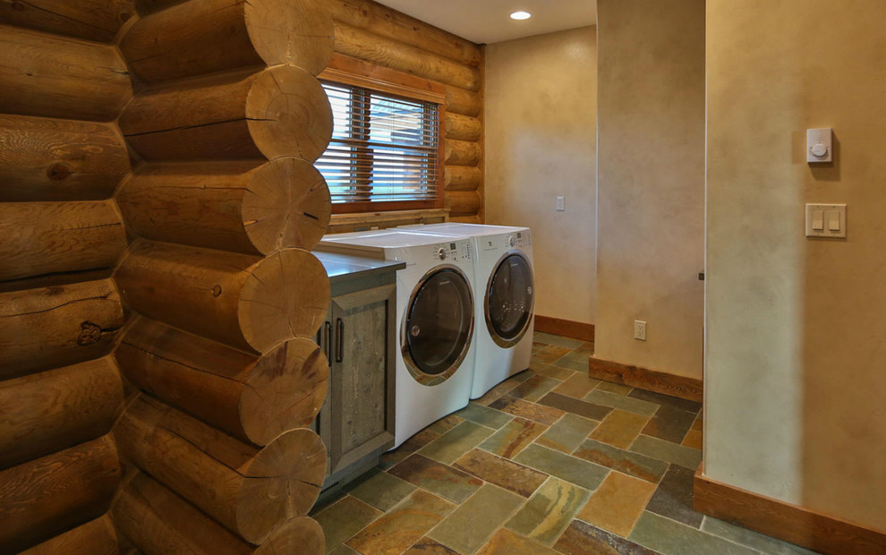 Foto di una lavanderia multiuso stile rurale di medie dimensioni con nessun'anta, ante in legno bruno, pareti beige, pavimento con piastrelle in ceramica e lavatrice e asciugatrice affiancate