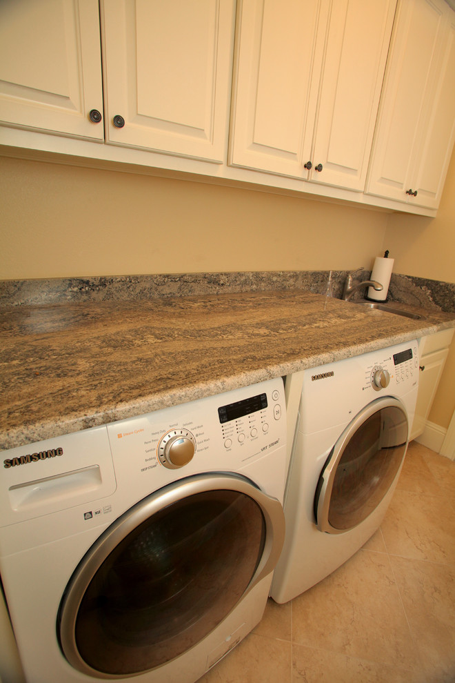 Laundry room - traditional laundry room idea in Tampa