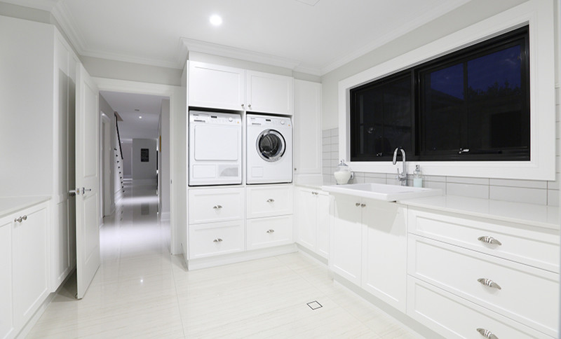 Foto di un'ampia sala lavanderia chic con lavatoio, ante in stile shaker, ante bianche, top in quarzo composito, pareti bianche e lavatrice e asciugatrice affiancate