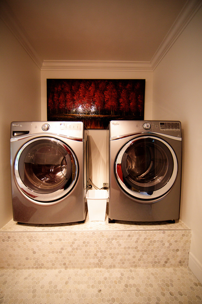 Imagen de cuarto de lavado moderno pequeño con fregadero bajoencimera, armarios con paneles lisos, paredes blancas, suelo de baldosas de cerámica y lavadora y secadora juntas