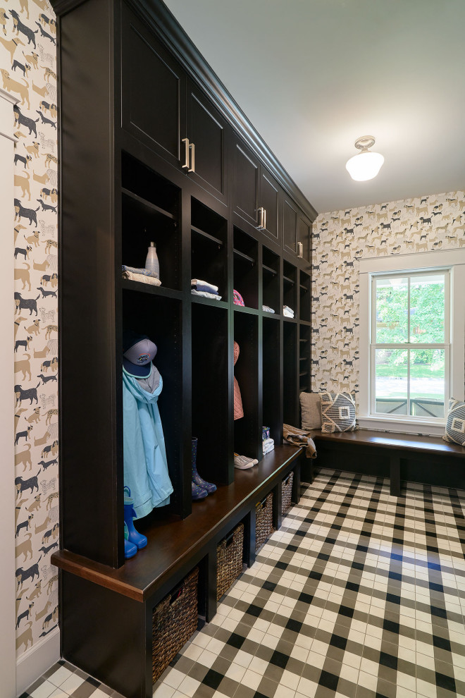 Imagen de cuarto de lavado en L tradicional de tamaño medio con fregadero encastrado, puertas de armario negras y armarios con paneles empotrados