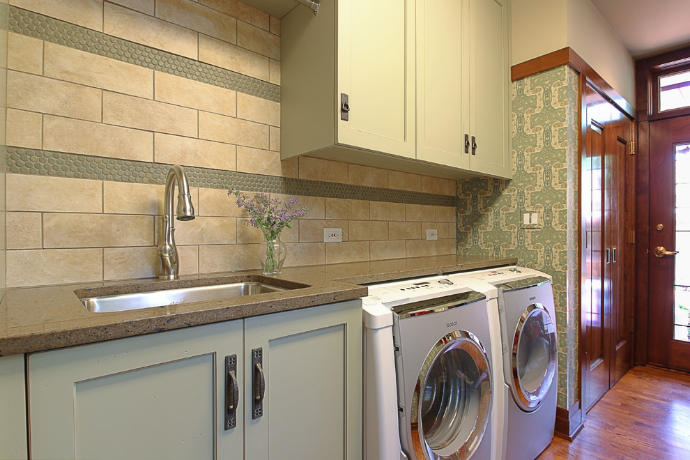 Idee per una lavanderia multiuso stile americano di medie dimensioni con lavello sottopiano, ante verdi, parquet chiaro, lavatrice e asciugatrice affiancate e pareti verdi