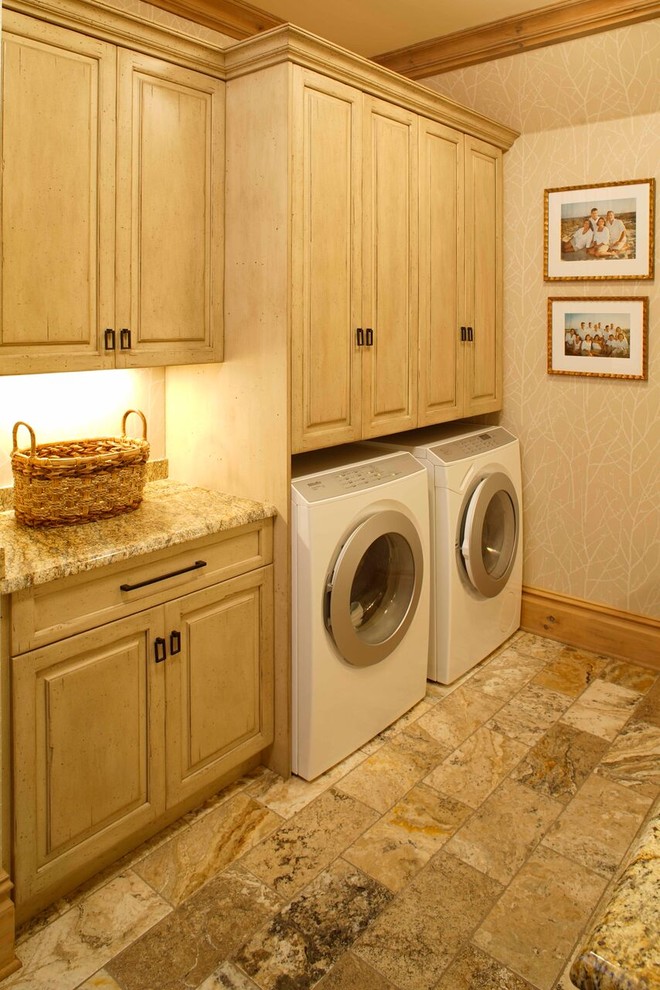 Immagine di una grande sala lavanderia classica con ante beige, top in granito, pareti beige, lavatrice e asciugatrice affiancate e ante con bugna sagomata